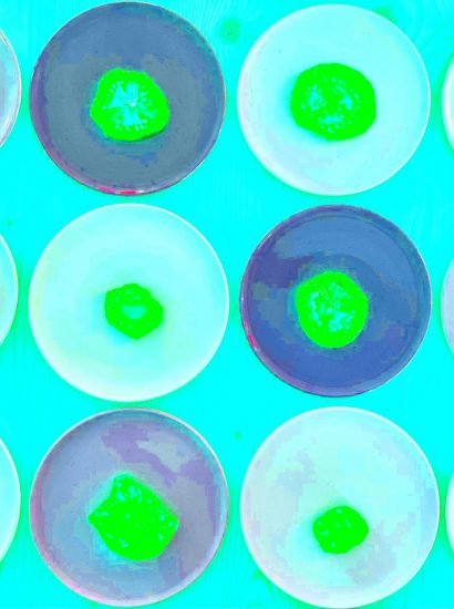 Manufakturen-Blog-PopArt-Projekt: Teller VI (Fahnen), quer türkis (Foto: Wigmar Bressel) - basierend auf einem Foto von Kathrin Ritzi-Schaufelberger von Tellern des eidgenössischen Ritziporzellan aus Kradolf