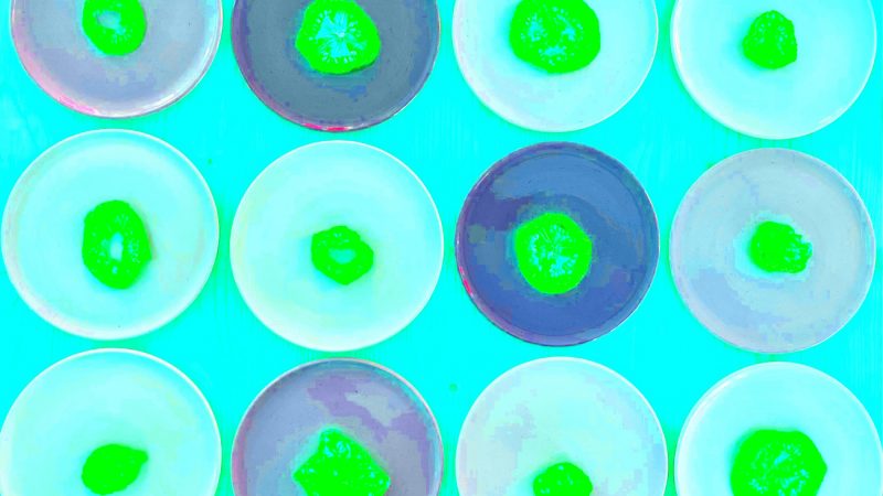 Manufakturen-Blog-PopArt-Projekt: Teller VI (Fahnen), quer türkis (Foto: Wigmar Bressel) - basierend auf einem Foto von Kathrin Ritzi-Schaufelberger von Tellern des eidgenössischen Ritziporzellan aus Kradolf