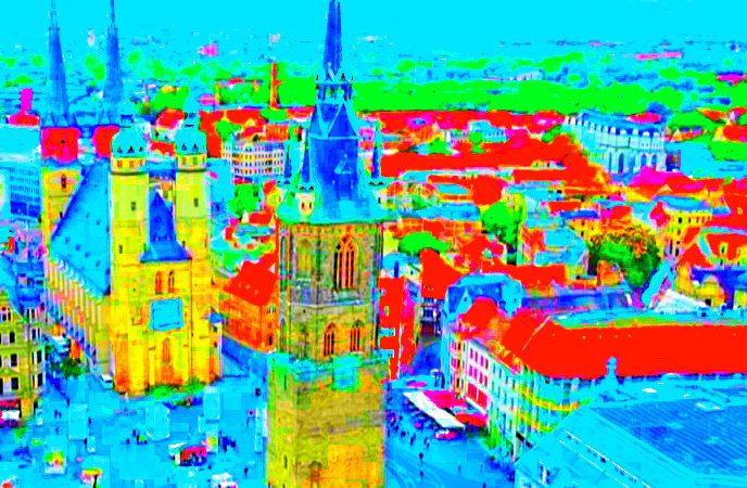 Manufakturen-Blog-PopArt-Projekt: Roter Turm, hellblau (Foto: Wigmar Bressel) - in ihm wurde auf 40 Metern Höhe mit dem Europa-Carillon die zweite Hälfte der Grundlage für das Audio-Logo des Manufakturen-Blogs aufgenommen