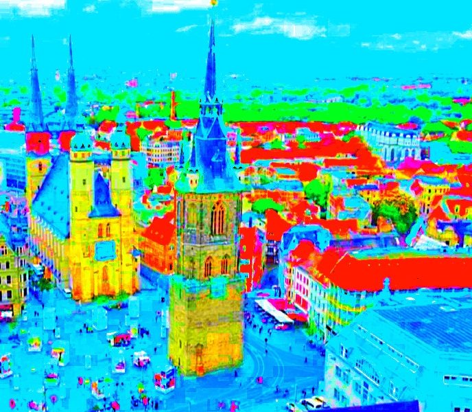 Manufakturen-Blog-PopArt-Projekt: Roter Turm, hellblau (Foto: Wigmar Bressel) - in ihm wurde auf 40 Metern Höhe mit dem Europa-Carillon die zweite Hälfte der Grundlage für das Audio-Logo des Manufakturen-Blogs aufgenommen