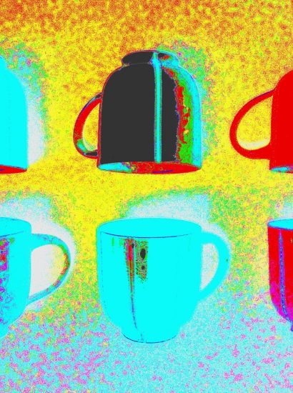 Manufakturen-Blog-PopArt-Projekt: Becher I, golden (Foto: Wigmar Bressel) - basierend auf einem Foto von Bechern aus Feinsteinzeug der Independent-Keramikerin Tanja Möwis in Bremen Wulwesstraße 12