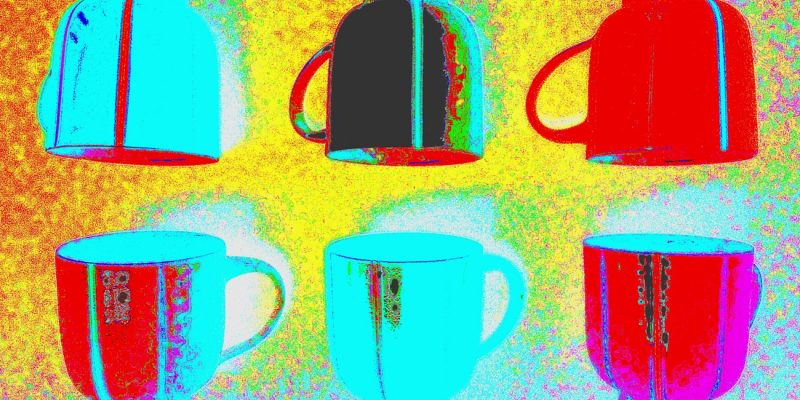 Manufakturen-Blog-PopArt-Projekt: Becher I, golden (Foto: Wigmar Bressel) - basierend auf einem Foto von Bechern aus Feinsteinzeug der Independent-Keramikerin Tanja Möwis in Bremen Wulwesstraße 12