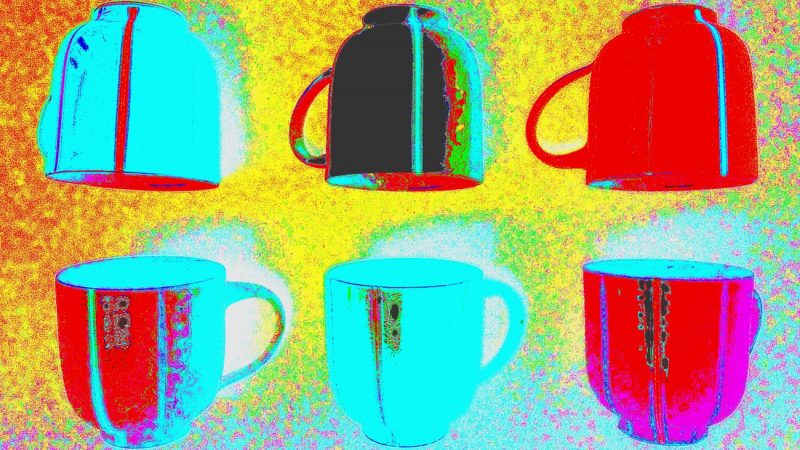 Manufakturen-Blog-PopArt-Projekt: Becher I, golden (Foto: Wigmar Bressel) - basierend auf einem Foto von Bechern aus Feinsteinzeug der Independent-Keramikerin Tanja Möwis in Bremen Wulwesstraße 12