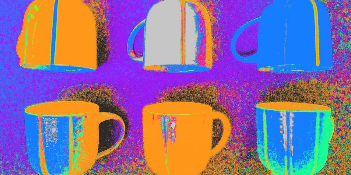 Manufakturen-Blog-PopArt-Projekt: Becher I, lila (Foto: Wigmar Bressel) - basierend auf einem Foto von Bechern aus Feinsteinzeug der Independent-Keramikerin Tanja Möwis in Bremen Wulwesstraße 12