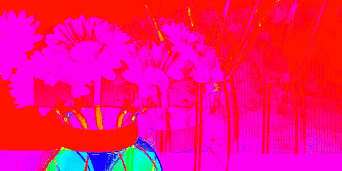 Manufakturen-Blog-PopArt-Projekt: Vasen IV, lila (Foto: Wigmar Bressel) - basierend auf einem Foto von Bechern aus Feinsteinzeug der Independent-Keramikerin Tanja Möwis in Bremen Wulwesstraße 12