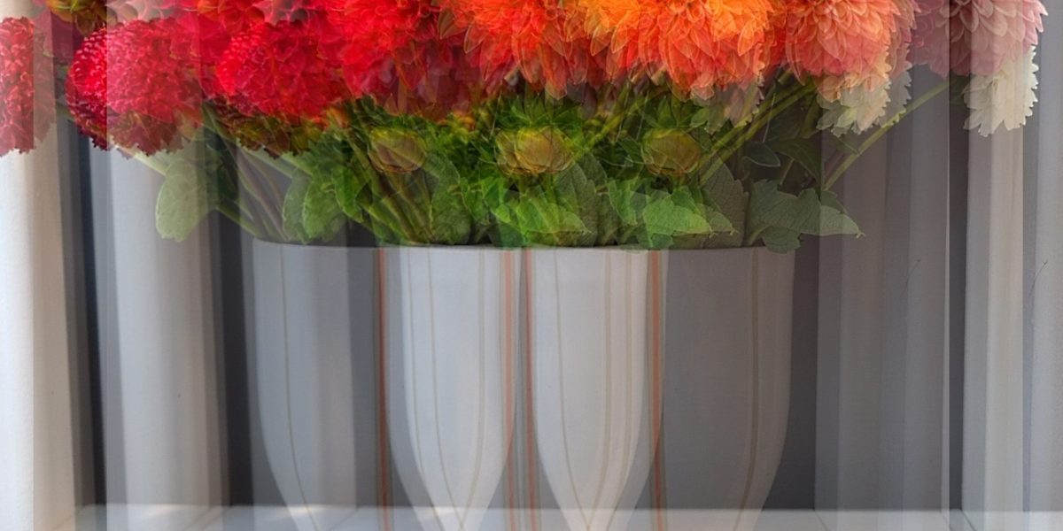 Manufakturen-Blog-PopArt-Projekt: Vase VIII, weiß (Foto: Wigmar Bressel) - basierend auf einem Foto von Bechern aus Feinsteinzeug der Independent-Keramikerin Tanja Möwis in Bremen Wulwesstraße 12