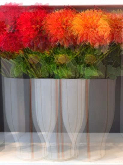 Manufakturen-Blog-PopArt-Projekt: Vase VIII, weiß (Foto: Wigmar Bressel) - basierend auf einem Foto von Bechern aus Feinsteinzeug der Independent-Keramikerin Tanja Möwis in Bremen Wulwesstraße 12