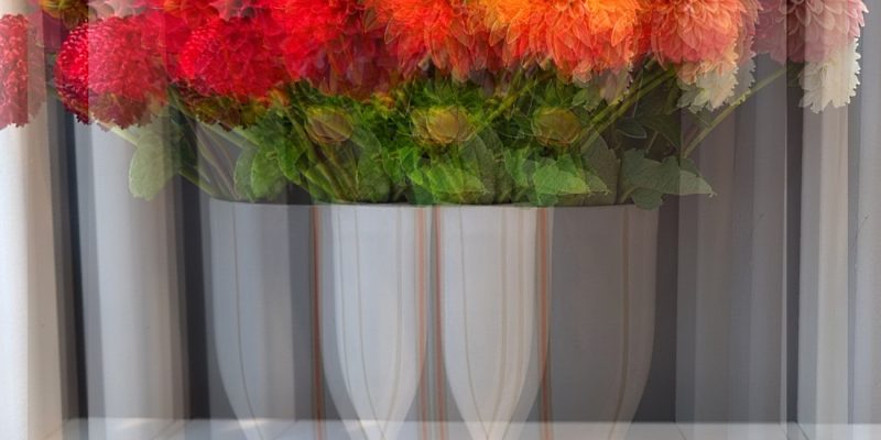 Manufakturen-Blog-PopArt-Projekt: Vase VIII, weiß (Foto: Wigmar Bressel) - basierend auf einem Foto von Bechern aus Feinsteinzeug der Independent-Keramikerin Tanja Möwis in Bremen Wulwesstraße 12