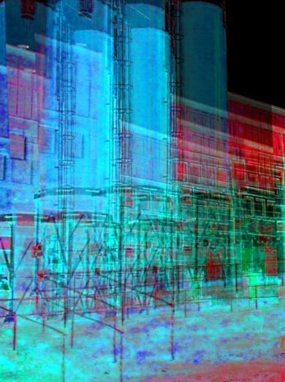 Manufakturen-Blog-PopArt-Projekt: Weimarer Porzellanmanufaktur bei Nacht I (Silos), blau (Foto: Wigmar Bressel) Weimar-Porzellan Blankenhain