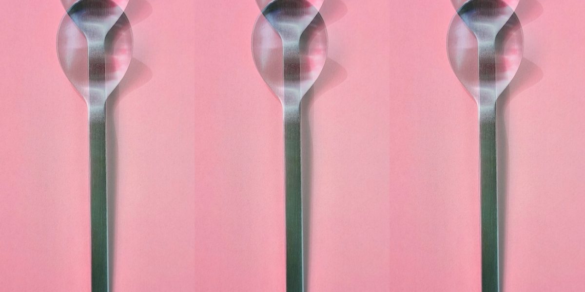 Manufakturen-Blog-PopArt-Projekt: Löffel I, rosa (Foto: Wigmar Bressel) - basierend auf einem Foto von Kaffeelöffeln der Serie 'mono a' von Peter Raacke aus der Stahlwarenmanufaktur Mono in Mettmann