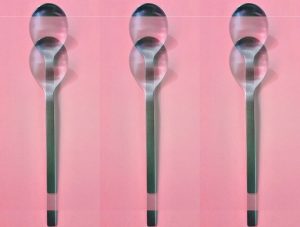 Manufakturen-Blog-PopArt-Projekt: Löffel I, rosa (Foto: Wigmar Bressel) - basierend auf einem Foto von Kaffeelöffeln der Serie 'mono a' von Peter Raacke aus der Stahlwarenmanufaktur Mono in Mettmann