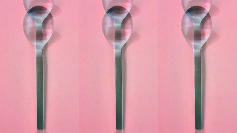 Manufakturen-Blog-PopArt-Projekt: Löffel I, rosa (Foto: Wigmar Bressel) - basierend auf einem Foto von Kaffeelöffeln der Serie 'mono a' von Peter Raacke aus der Stahlwarenmanufaktur Mono in Mettmann