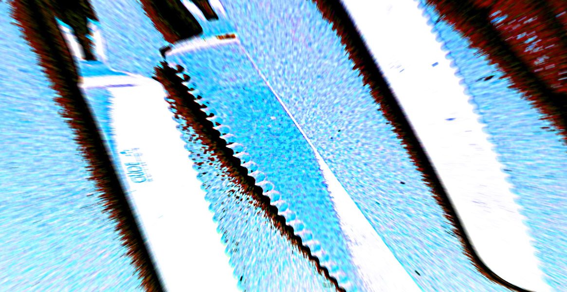 Manufakturen-Blog-PopArt-Projekt: Brotmesser, blau I (Foto: Wigmar Bressel) - basierend auf einem Foto in der Produktion der Solinger Messerschmiede Güde von Messern der preisgekrönten Serie 'Delta' ('Manufakturprodukt des Jahres 2019')