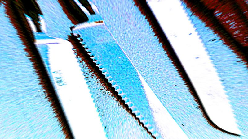 Manufakturen-Blog-PopArt-Projekt: Brotmesser, blau I (Foto: Wigmar Bressel) - basierend auf einem Foto in der Produktion der Solinger Messerschmiede Güde von Messern der preisgekrönten Serie 'Delta' ('Manufakturprodukt des Jahres 2019')