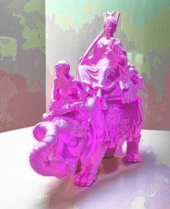 Manufakturen-Blog-PopArt-Projekt: Skulptur V, pink (Foto: Wigmar Bressel) - basierend auf einem Foto im Grassi-Museum für angewandte Kunst in Leipzig von der Plastik 'Herrscherin auf Elefant (Allegorie des Erdteils Asien)' aus der Porzellanmanufaktur Meissen von Kaendler aus dem Jahr 1745 (Nachfertigung aus dem Jahr 1983, im Eigentum der Bundesrepublik Deutschland)