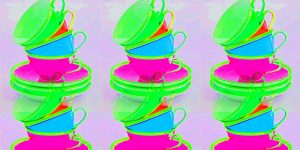 Manufakturen-Blog-PopArt-Projekt: Tassen II dreifach, neongrün / hellblau / pink (Foto: Wigmar Bressel) - basierend auf einem Foto der Porzellanmanufaktur Reichenbach