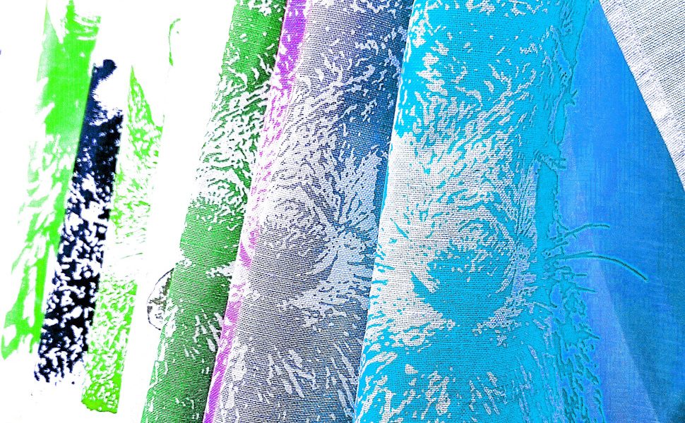 Manufakturen-Blog-PopArt-Projekt: Hase I, blau (Foto: Wigmar Bressel) - basierend auf einem Foto von Geschirrtüchern am Stand der Siebdruckerei Frohstoff aus Hamburg auf der Konsumgütermesse 'Ambiente' in Frankfurt am Main