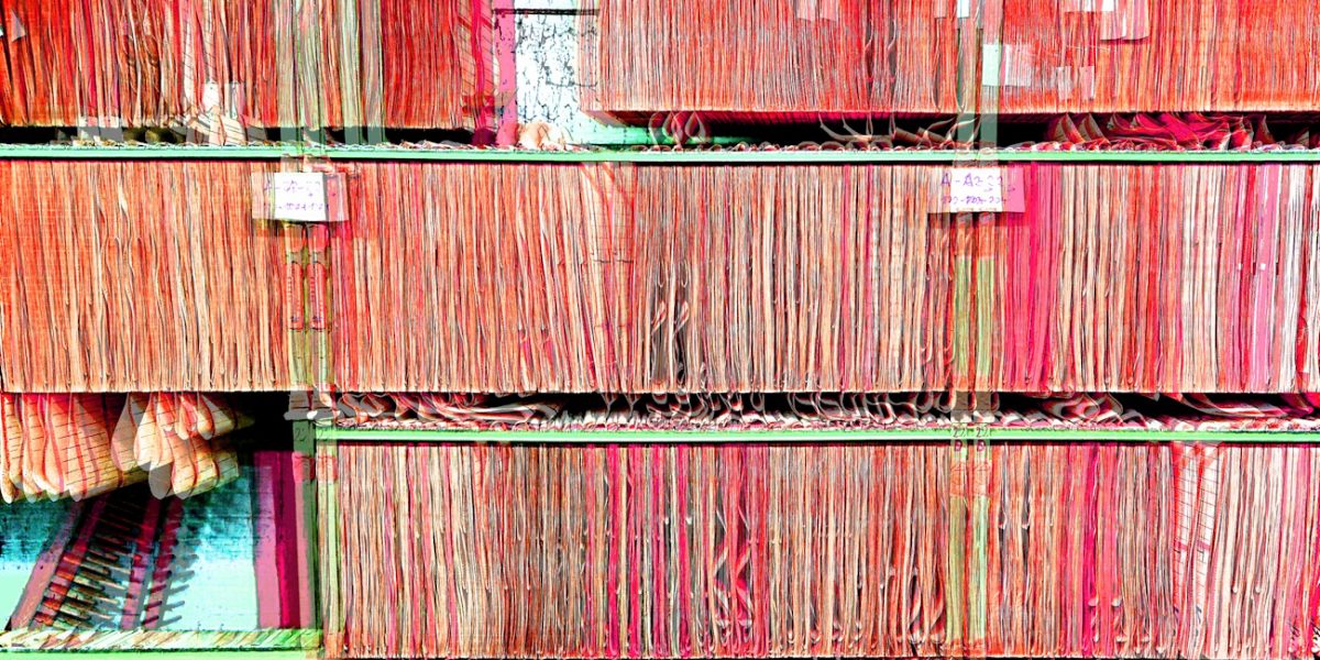 Manufakturen-Blog-PopArt-Projekt: Archiv I, rot (Foto: Wigmar Bressel) - basierend auf einem Foto von Lochkarten im Kartenlager für die Damast-Webstühle in der Leinenweberei Seegers & Sohn im niedersächsischen Steinhude