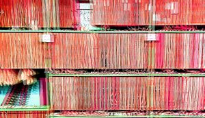 Manufakturen-Blog-PopArt-Projekt: Archiv I, rot (Foto: Wigmar Bressel) - basierend auf einem Foto von Lochkarten im Kartenlager für die Damast-Webstühle in der Leinenweberei Seegers & Sohn im niedersächsischen Steinhude