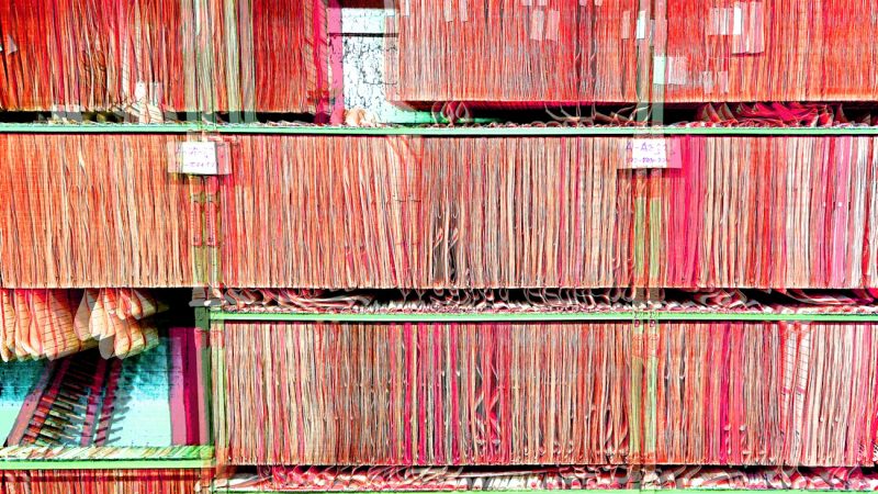 Manufakturen-Blog-PopArt-Projekt: Archiv I, rot (Foto: Wigmar Bressel) - basierend auf einem Foto von Lochkarten im Kartenlager für die Damast-Webstühle in der Leinenweberei Seegers & Sohn im niedersächsischen Steinhude