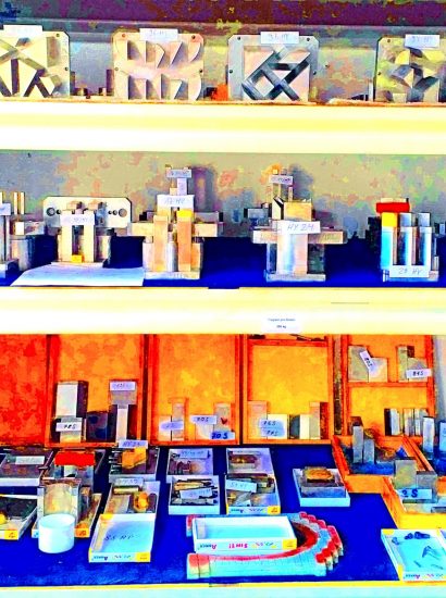 Manufakturen-Blog-PopArt-Projekt: Werkzeuge X, blau (Foto: Wigmar Bressel) - basierend auf einem Foto eines Regals mit Stahlwerkzeugen in der Produktion der gleichnamigen System-Baukasten-Manufaktur im thüringischen Rudolstadt