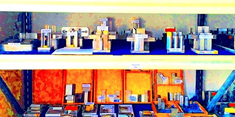 Manufakturen-Blog-PopArt-Projekt: Werkzeuge X, blau (Foto: Wigmar Bressel) - basierend auf einem Foto eines Regals mit Stahlwerkzeugen in der Produktion der gleichnamigen System-Baukasten-Manufaktur im thüringischen Rudolstadt