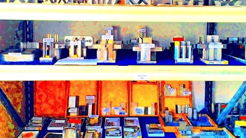 Manufakturen-Blog-PopArt-Projekt: Werkzeuge X, blau (Foto: Wigmar Bressel) - basierend auf einem Foto eines Regals mit Stahlwerkzeugen in der Produktion der gleichnamigen System-Baukasten-Manufaktur im thüringischen Rudolstadt