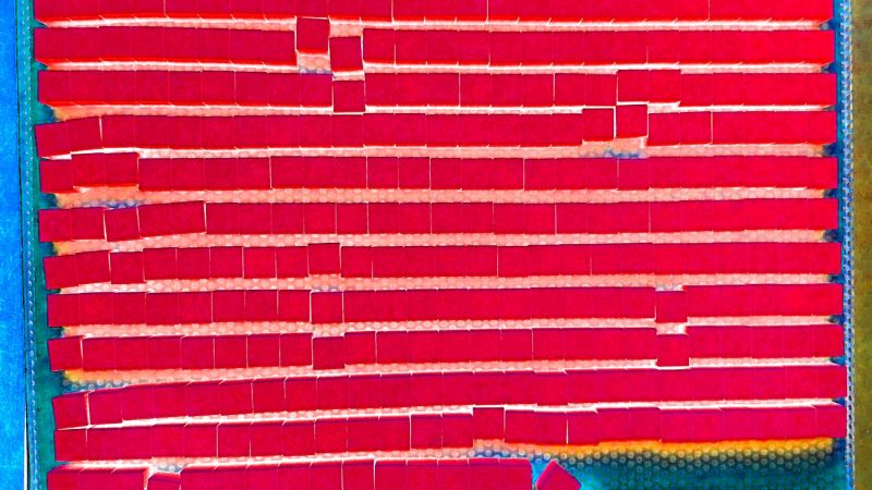 Manufakturen-Blog-PopArt-Projekt: Stein, rot (Foto: Wigmar Bressel) - basierend auf einem Foto von Ankersteinen in der Produktion der gleichnamigen System-Baukasten-Manufaktur im thüringischen Rudolstadt, die zum Trocknen vor dem Ofen liegen