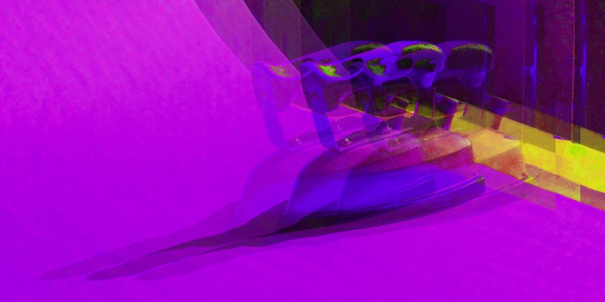 Manufakturen-Blog-PopArt-Projekt: Bügeleisen, violett (Foto: Wigmar Bressel) - basierend auf einem Foto von Martin Specht in der Produktion der Lauterbacher Hemdenmanufaktur von Campe & Ohff im hessischen Lauterbach