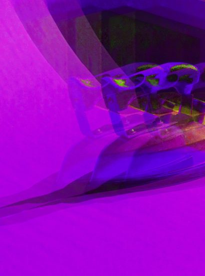 Manufakturen-Blog-PopArt-Projekt: Bügeleisen, violett (Foto: Wigmar Bressel) - basierend auf einem Foto von Martin Specht in der Produktion der Lauterbacher Hemdenmanufaktur von Campe & Ohff im hessischen Lauterbach