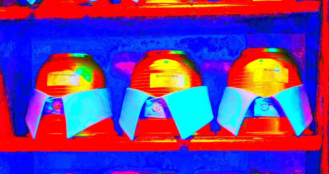 Manufakturen-Blog-PopArt-Projekt: Hemdkragen, hellblau (Foto: Wigmar Bressel) - basierend auf einem Foto von Martin Specht im Showroom der Lauterbacher Hemdenmanufaktur von Campe & Ohff im hessischen Lauterbach