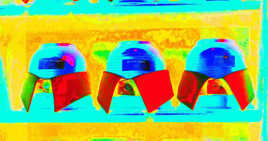 Manufakturen-Blog-PopArt-Projekt: Hemdkragen, rot (Foto: Wigmar Bressel) - basierend auf einem Foto von Martin Specht im Showroom der Lauterbacher Hemdenmanufaktur von Campe & Ohff im hessischen Lauterbach