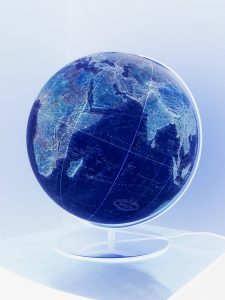 Manufakturen-Blog-PopArt-Projekt: Der blaue Planet I (Foto: Wigmar Bressel) - basierend auf einem Foto eines Globusses der Serie 'Royal' (mit Strasselementen für die Hauptstädte und wichtige andere Großstädte) aus der Manufaktur Columbus-Verlag Paul Oestergaard im baden-württembergischen Krauchenwies