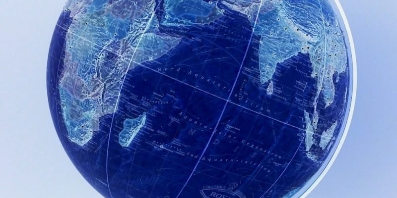 Manufakturen-Blog-PopArt-Projekt: Der blaue Planet I (Foto: Wigmar Bressel) - basierend auf einem Foto eines Globusses der Serie 'Royal' (mit Strasselementen für die Hauptstädte und wichtige andere Großstädte) aus der Manufaktur Columbus-Verlag Paul Oestergaard im baden-württembergischen Krauchenwies