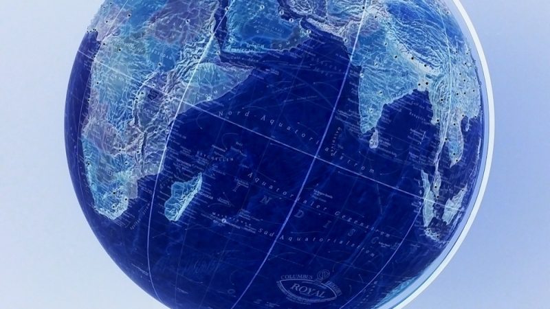 Manufakturen-Blog-PopArt-Projekt: Der blaue Planet I (Foto: Wigmar Bressel) - basierend auf einem Foto eines Globusses der Serie 'Royal' (mit Strasselementen für die Hauptstädte und wichtige andere Großstädte) aus der Manufaktur Columbus-Verlag Paul Oestergaard im baden-württembergischen Krauchenwies