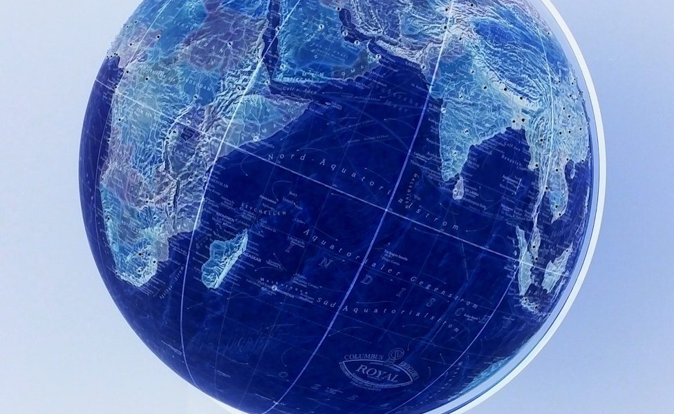 Manufakturen-Blog-PopArt-Projekt: Der blaue Planet I (Foto: Wigmar Bressel) - basierend auf einem Foto eines Globusses der Serie 'Royal' (mit Strasselementen für die Hauptstädte und wichtige andere Großstädte) aus der Manufaktur Columbus-Verlag Paul Oestergaard im baden-württembergischen Krauchenwies