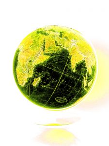 Manufakturen-Blog-PopArt-Projekt: Der gelbe Planet I (Foto: Wigmar Bressel) - basierend auf einem Foto eines Globusses der Serie 'Royal' (mit Strasselementen für die Hauptstädte und wichtige andere Großstädte) aus der Manufaktur Columbus-Verlag Paul Oestergaard im baden-württembergischen Krauchenwies