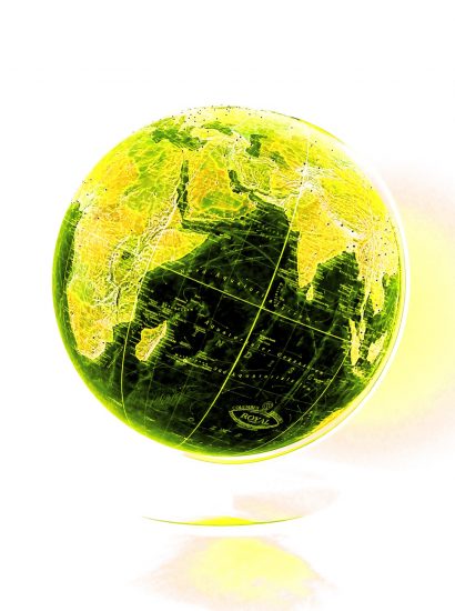 Manufakturen-Blog-PopArt-Projekt: Der gelbe Planet I (Foto: Wigmar Bressel) - basierend auf einem Foto eines Globusses der Serie 'Royal' (mit Strasselementen für die Hauptstädte und wichtige andere Großstädte) aus der Manufaktur Columbus-Verlag Paul Oestergaard im baden-württembergischen Krauchenwies