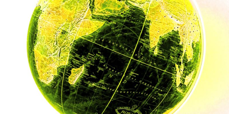 Manufakturen-Blog-PopArt-Projekt: Der gelbe Planet I (Foto: Wigmar Bressel) - basierend auf einem Foto eines Globusses der Serie 'Royal' (mit Strasselementen für die Hauptstädte und wichtige andere Großstädte) aus der Manufaktur Columbus-Verlag Paul Oestergaard im baden-württembergischen Krauchenwies