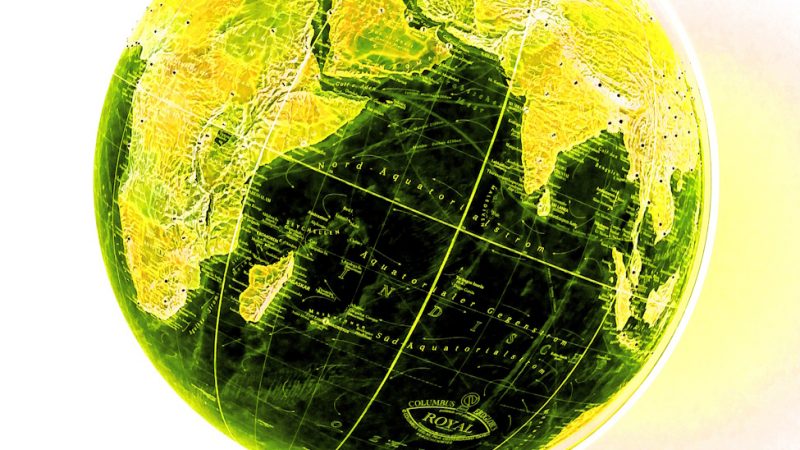 Manufakturen-Blog-PopArt-Projekt: Der gelbe Planet I (Foto: Wigmar Bressel) - basierend auf einem Foto eines Globusses der Serie 'Royal' (mit Strasselementen für die Hauptstädte und wichtige andere Großstädte) aus der Manufaktur Columbus-Verlag Paul Oestergaard im baden-württembergischen Krauchenwies