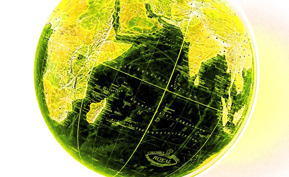 Manufakturen-Blog-PopArt-Projekt: Der gelbe Planet I (Foto: Wigmar Bressel) - basierend auf einem Foto eines Globusses der Serie 'Royal' (mit Strasselementen für die Hauptstädte und wichtige andere Großstädte) aus der Manufaktur Columbus-Verlag Paul Oestergaard im baden-württembergischen Krauchenwies