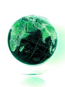 Manufakturen-Blog-PopArt-Projekt: Der grüne Planet I (Foto: Wigmar Bressel) - basierend auf einem Foto eines Globusses der Serie 'Royal' (mit Strasselementen für die Hauptstädte und wichtige andere Großstädte) aus der Manufaktur Columbus-Verlag Paul Oestergaard im baden-württembergischen Krauchenwies