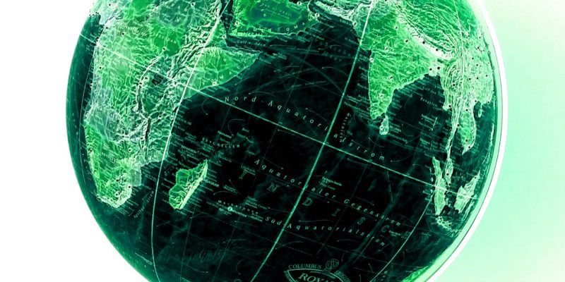 Manufakturen-Blog-PopArt-Projekt: Der grüne Planet I (Foto: Wigmar Bressel) - basierend auf einem Foto eines Globusses der Serie 'Royal' (mit Strasselementen für die Hauptstädte und wichtige andere Großstädte) aus der Manufaktur Columbus-Verlag Paul Oestergaard im baden-württembergischen Krauchenwies