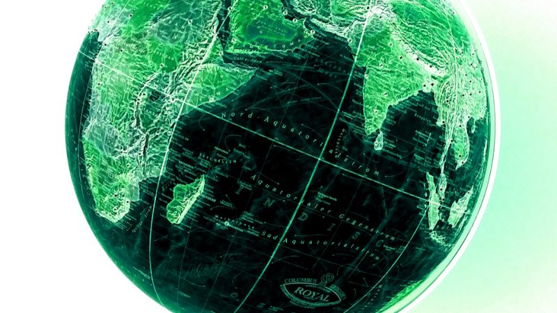 Manufakturen-Blog-PopArt-Projekt: Der grüne Planet I (Foto: Wigmar Bressel) - basierend auf einem Foto eines Globusses der Serie 'Royal' (mit Strasselementen für die Hauptstädte und wichtige andere Großstädte) aus der Manufaktur Columbus-Verlag Paul Oestergaard im baden-württembergischen Krauchenwies