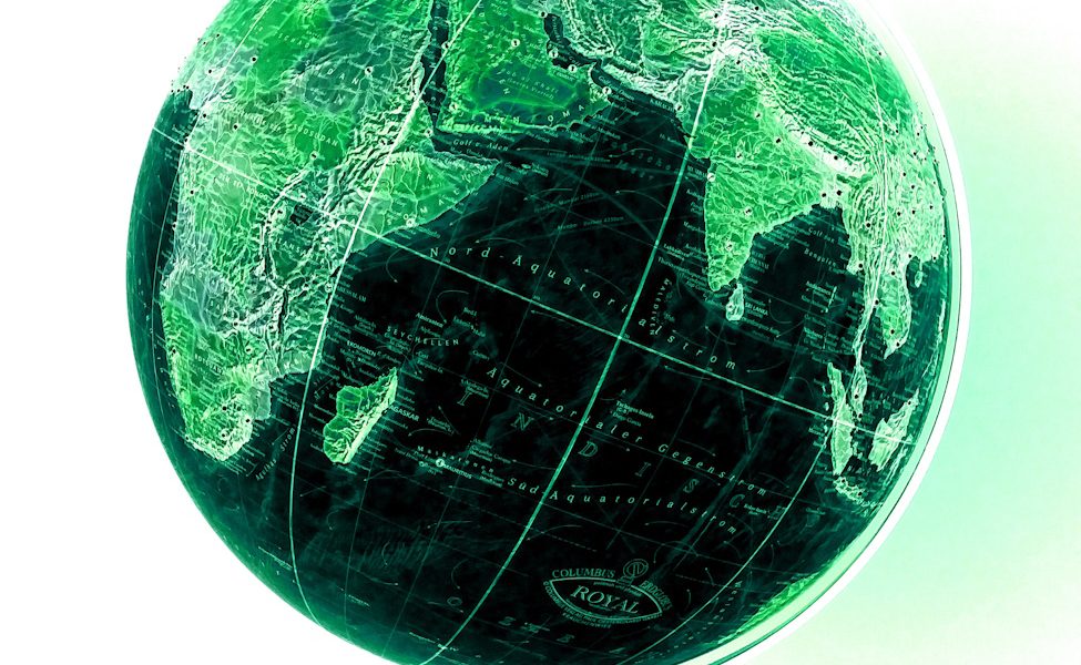 Manufakturen-Blog-PopArt-Projekt: Der grüne Planet I (Foto: Wigmar Bressel) - basierend auf einem Foto eines Globusses der Serie 'Royal' (mit Strasselementen für die Hauptstädte und wichtige andere Großstädte) aus der Manufaktur Columbus-Verlag Paul Oestergaard im baden-württembergischen Krauchenwies