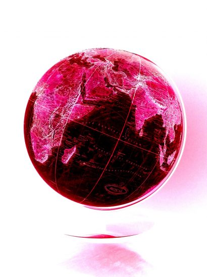 Manufakturen-Blog-PopArt-Projekt: Der rote Planet I (Foto: Wigmar Bressel) - basierend auf einem Foto eines Globusses der Serie 'Royal' (mit Strasselementen für die Hauptstädte und wichtige andere Großstädte) aus der Manufaktur Columbus-Verlag Paul Oestergaard im baden-württembergischen Krauchenwies