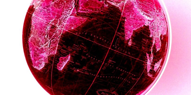 Manufakturen-Blog-PopArt-Projekt: Der rote Planet I (Foto: Wigmar Bressel) - basierend auf einem Foto eines Globusses der Serie 'Royal' (mit Strasselementen für die Hauptstädte und wichtige andere Großstädte) aus der Manufaktur Columbus-Verlag Paul Oestergaard im baden-württembergischen Krauchenwies