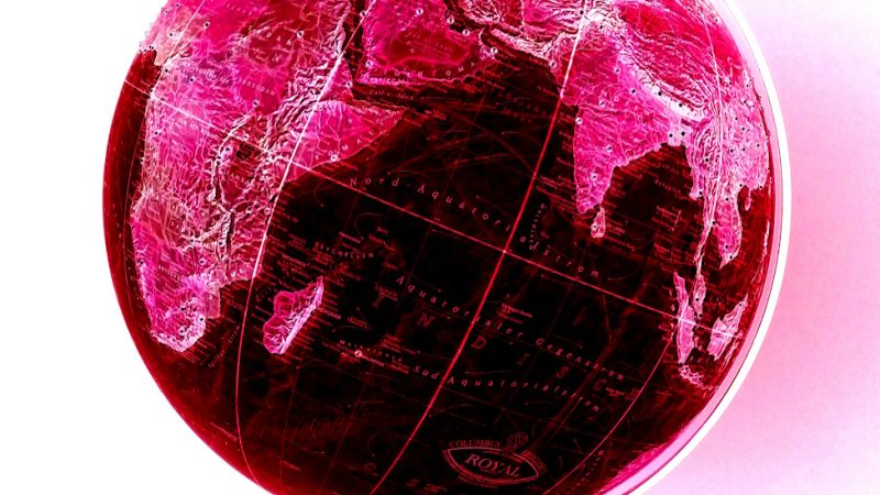 Manufakturen-Blog-PopArt-Projekt: Der rote Planet I (Foto: Wigmar Bressel) - basierend auf einem Foto eines Globusses der Serie 'Royal' (mit Strasselementen für die Hauptstädte und wichtige andere Großstädte) aus der Manufaktur Columbus-Verlag Paul Oestergaard im baden-württembergischen Krauchenwies