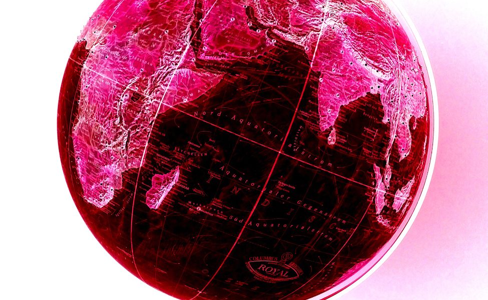 Manufakturen-Blog-PopArt-Projekt: Der rote Planet I (Foto: Wigmar Bressel) - basierend auf einem Foto eines Globusses der Serie 'Royal' (mit Strasselementen für die Hauptstädte und wichtige andere Großstädte) aus der Manufaktur Columbus-Verlag Paul Oestergaard im baden-württembergischen Krauchenwies