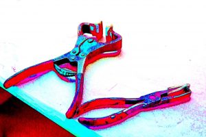 Manufakturen-Blog-PopArt-Projekt: Zangen I, rot (Foto: Wigmar Bressel) - basierend auf einem Ausschnitt eines Fotos von Martin Specht in der Produktion der Handtaschenmanufaktur Comtesse in Obertshausen